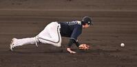 　６回、広岡は村上の打球をはじき内野安打にする（撮影・西田忠信）
