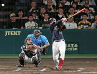　７回、チーム初安打となる中前打を放つ紅林（撮影・立川洋一郎）
