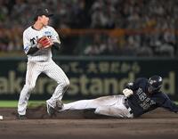 　９回、小幡の足首にスライディングする広岡（撮影・飯室逸平）