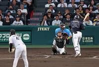 　３回、球速５８キロのスローカーブを見送る広岡（撮影・立川洋一郎）