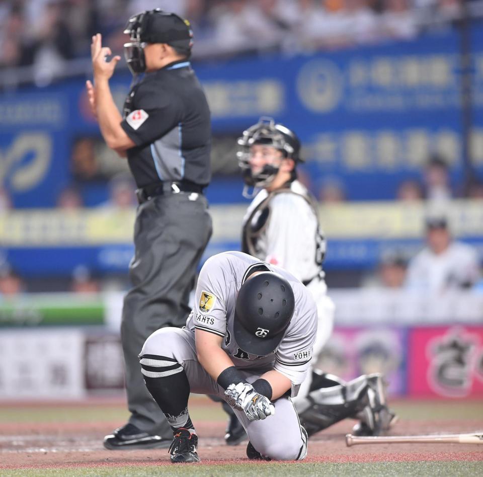 　５回、死球を受け痛みに耐える浅野（手前）＝５日