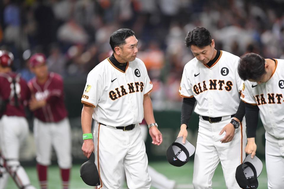 　本拠地でも白星を飾れず、スタンドに頭を下げ悔しさをにじませる阿部監督（右から３人目）＝撮影・開出牧