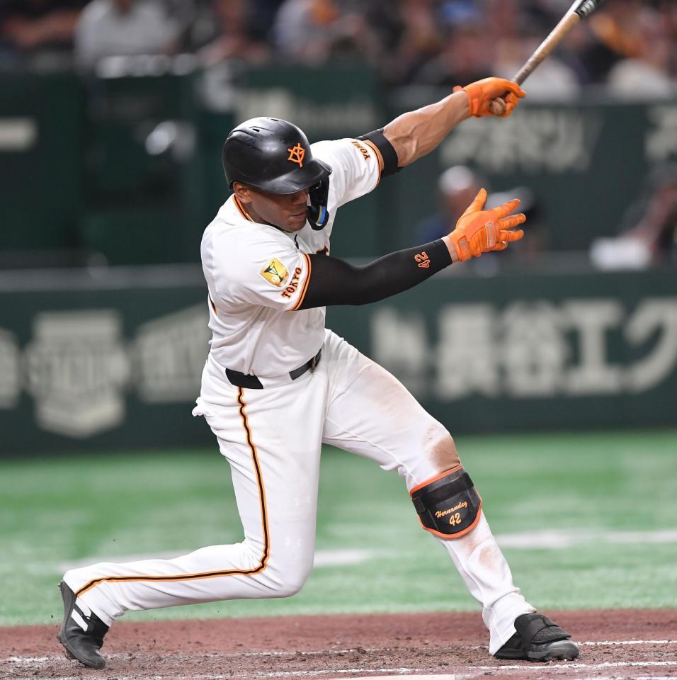 　８回、空振り三振に倒れたヘルナンデス（撮影・開出牧）