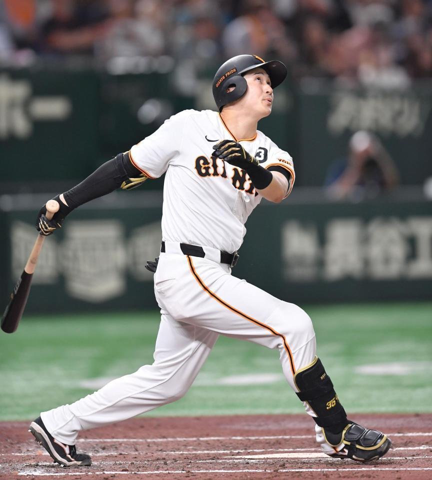 　４回、二飛に倒れた泉口（撮影・開出牧）