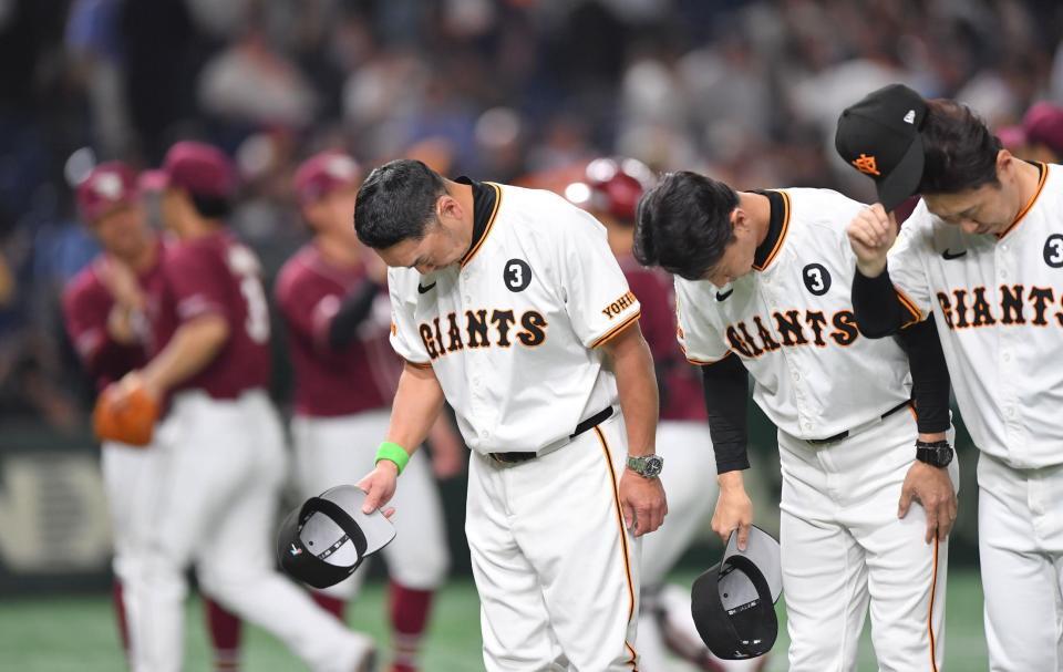 　本拠地で白星を飾れず、スタンドに向かって頭を下げる阿部監督（右から３人目）＝撮影・開出牧
