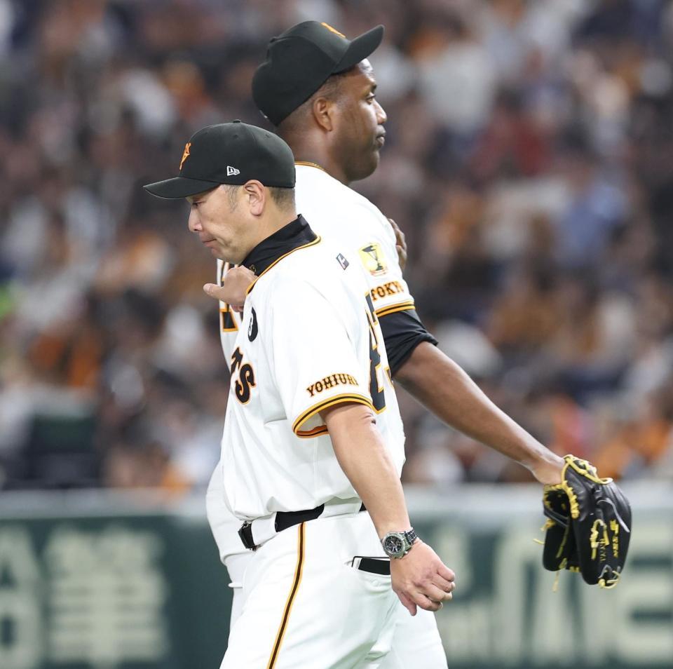 　８回途中、バルドナード（右）を交代させた阿部監督（撮影・佐々木彰尚）