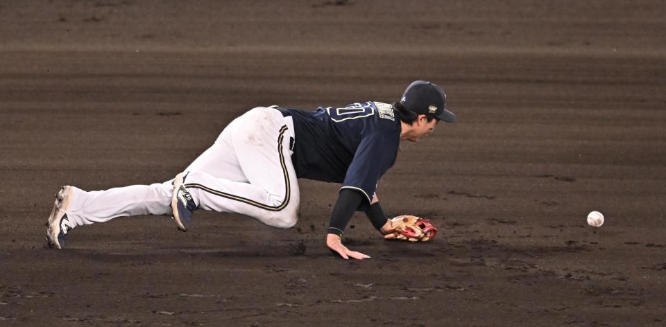 　６回、広岡は村上の打球をはじき内野安打にする（撮影・西田忠信）