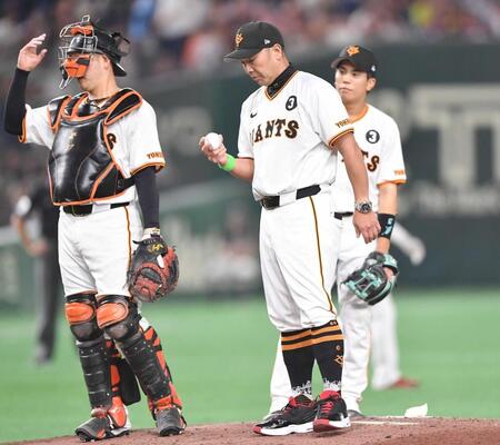 　７回、投手交代を告げマウンドでボールを見つめる阿部監督