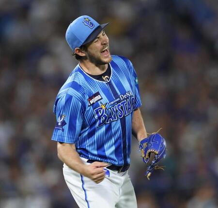 　６回、松本剛を併殺に仕留め雄たけびをあげるバウアー