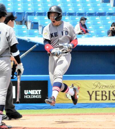 　初得点のホームを踏み大喜びの慶大・清原（撮影・間宮　涼）