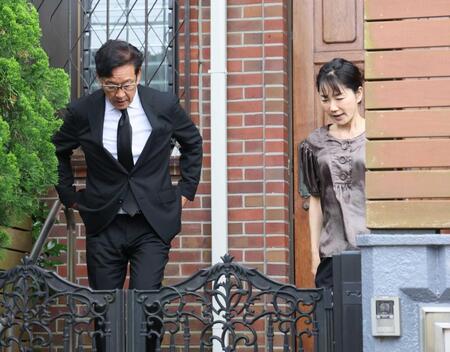 　弔問に訪れた栗山英樹氏。右は次女・三奈さん