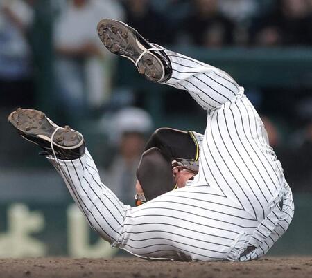 　９回、広岡の打球が直撃した石井＝６日