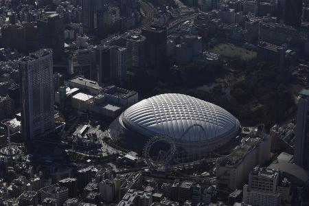 　東京都文京区の東京ドーム（中央）