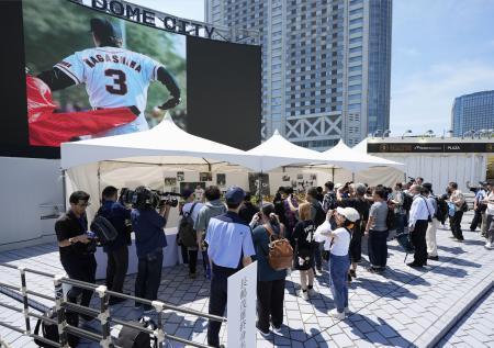 　東京ドームに設けられた長嶋茂雄さんの記帳所を訪れたファン＝７日午前