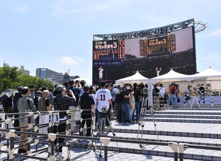 　長嶋茂雄さんの追悼記帳所に並ぶファン（撮影・開出牧）