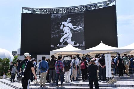 　長嶋茂雄さんの追悼記帳所に並ぶファン（撮影・開出牧）