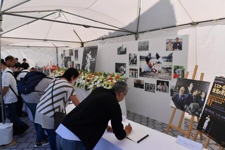 　長嶋茂雄さんの追悼記帳所で名前を記帳するファン（撮影・開出牧）