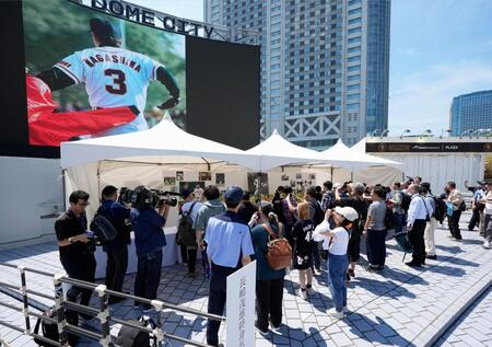 東京ドームに設けられた長嶋茂雄さんの記帳所を訪れたファン＝７日午前