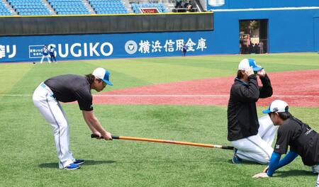 　山崎にいたずらする金村（左）＝撮影・金田祐二