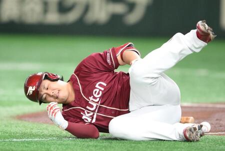 　１回、死球を受ける浅村（撮影・堀内翔）