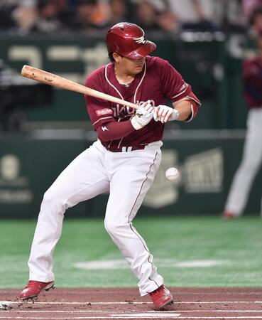 　１回、死球を受けた浅村（撮影・開出牧）