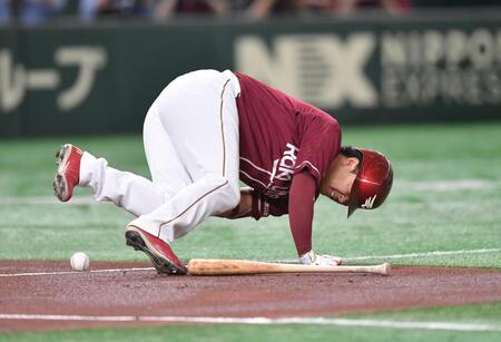 　１回、死球を受け倒れる浅村（撮影・開出牧）