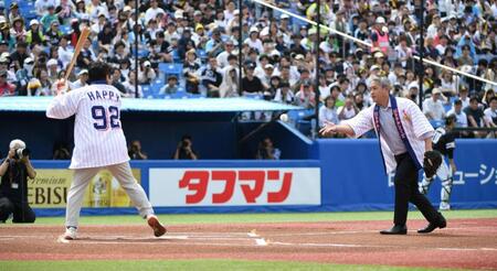 ヤクルトＯＢ真中満氏、五十嵐亮太氏が始球式で１打席対決　２球続けてフェアゾーンに飛ばず、最後は五十嵐氏が…