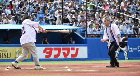 　五十嵐亮太氏（右）がトスしたボールを打つ真中満氏（撮影・佐藤厚）