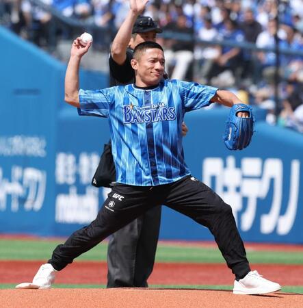 　始球式を務める堀口恭司（撮影・金田祐二）