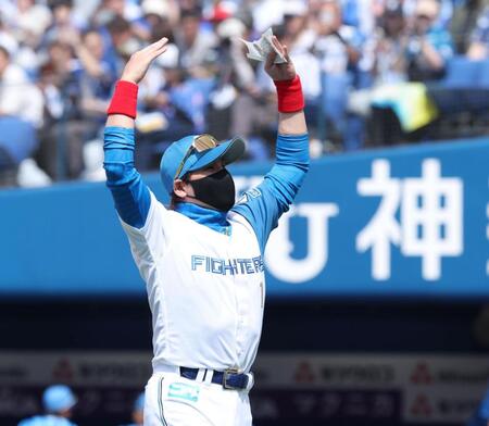 　メンバー表交換し球場を盛り上げる新庄監督（撮影・金田祐二）