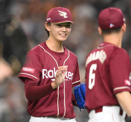 【写真】三木谷オーナーもルーキーに熱い視線 食い入るように見つめる姿が迫力満点