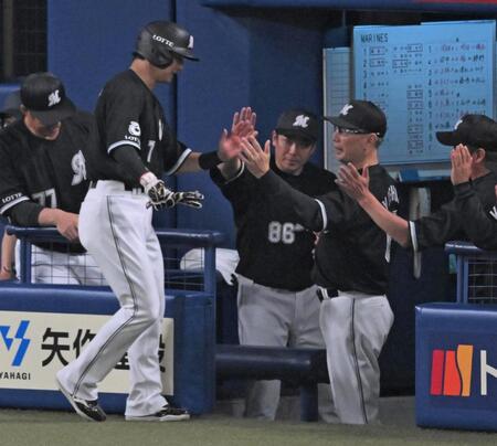 　５回、田中晴の逆転２点打で生還した藤岡を迎える吉井監督（右から２人目）