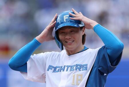 　７回、右前に２点適時打を放ち笑顔の山崎（撮影・金田祐二）