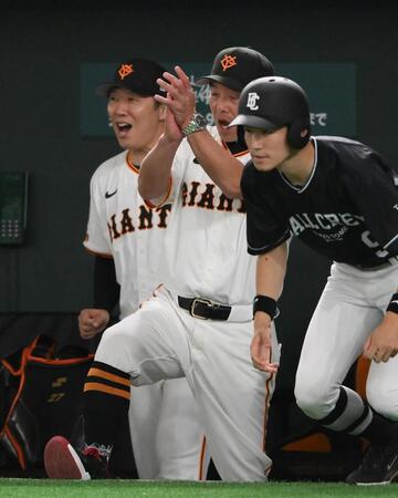 　６回、増田陸がソロを放ち手をたたく阿部監督（撮影・堀内翔）