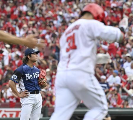 　６回、広島・坂倉（手前）に本塁打を浴びた西武・今井＝マツダ