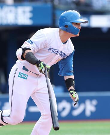 　４回、右前適時打を放つ清宮幸（撮影・金田祐二）