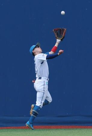 　５回、石上の中飛を好捕する五十幡（撮影・金田祐二）