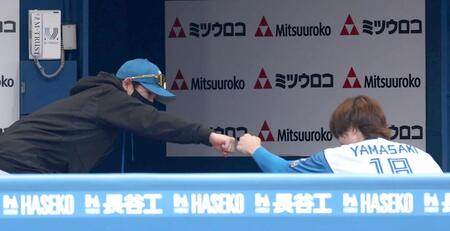 　７回、２点適時打を放った山崎をグータッチで迎える新庄監督（撮影・金田祐二）