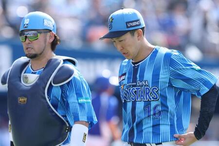 　２回、追加点を許し、厳しい表情でベンチに戻る大貫（撮影・金田祐二）