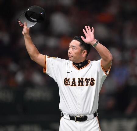 　楽天に競り勝ちスタンドの歓声に応える阿部監督（撮影・開出牧）