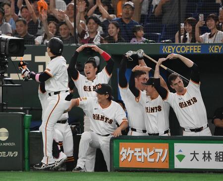 　６回、二者連続本塁打を放った代打・丸（左端）を迎える増田陸（後列左から２人目）＝撮影・堀内翔