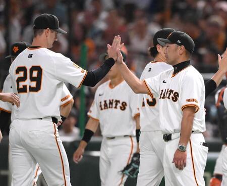 　勝利投手のグリフィン（左）とタッチを交わす阿部監督（撮影・堀内翔）