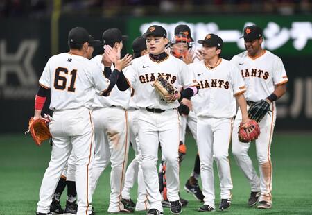 　楽天に競り勝ち増田陸（６１）らナインとタッチを交わす丸（右手前）＝撮影・開出牧