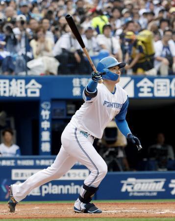 　７回日本ハム１死満塁、山崎が右前に２点打を放つ＝横浜