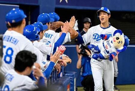 　４回、先制ソロを放ち、祝福される上林（右）