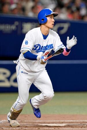 　４回、上林が右越えに先制ソロを放つ