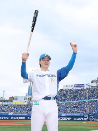 　ヒーローインタビューを終え、ポーズを決める山崎（撮影・金田祐二）