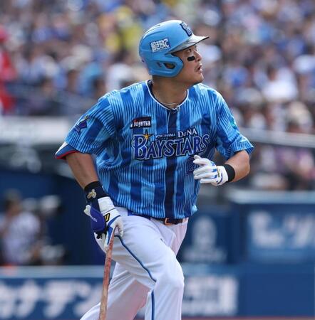 　４回、右越えソロを放つ筒香（撮影・金田祐二）