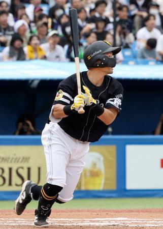 　６回ソフトバンク１死満塁、代打中村が中前に勝ち越しの２点打を放つ＝神宮