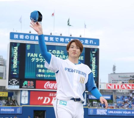 　ファンの声援に応える山崎（撮影・金田祐二）